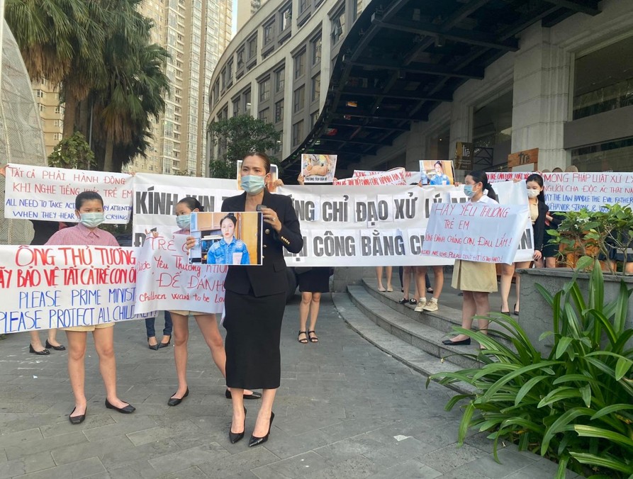 Hoa hậu Phương Lê cùng 3 con gái và nhiều người dân giương cao các khẩu hiệu, biểu ngữ yêu cầu xử lý nghiêm vụ việc bé gái bị bạo hành dẫn đến tử vong.