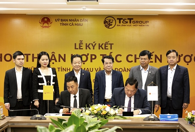 Ông Nguyễn Anh Tuấn - Phó Tổng Giám đốc Tập đoàn T&T Group (bên trái) và ông Lâm Văn Bi, Phó Chủ tịch UBND tỉnh Cà Mau (bên phải) ký kết thỏa thuận hợp tác chiến lược.
