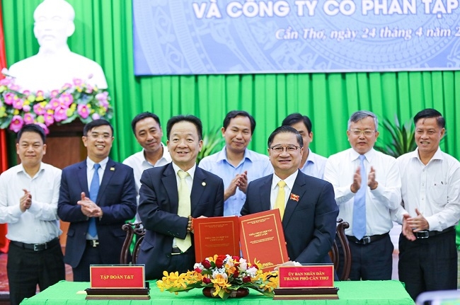 Ông Trần Việt Trường, Chủ tịch UBND TP Cần Thơ (bên phải) và ông Đỗ Quang Hiển, Chủ tịch Tập đoàn T&T Group ký thỏa thuận hợp tác chiến lược.