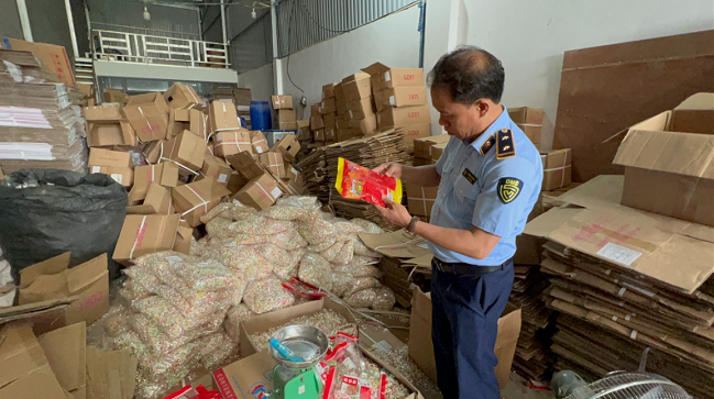 Hà Nội: Thu giữ hàng trăm thùng kẹo không hóa đơn chứng từ