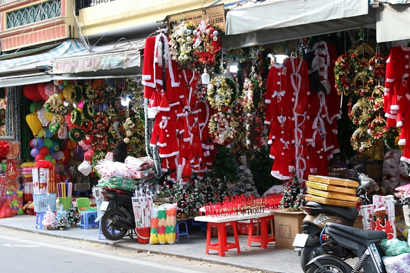 Hà Nội: Phố Hàng Mã đắt hàng trước giáng sinh, tiểu thương thở phào