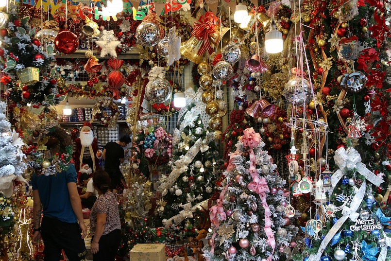 Hà Nội: Phố Hàng Mã đắt hàng trước giáng sinh, tiểu thương thở phào