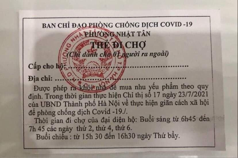 Quận đầu tiên của Hà Nội bắt đầu tiến hành phát thẻ đi chợ cho người dân