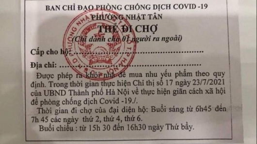 Quận đầu tiên của Hà Nội bắt đầu tiến hành phát thẻ đi chợ cho người dân