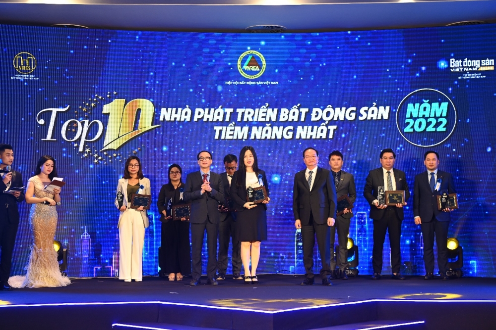 Van Phuc City nhận 2 danh hiệu Bất động sản dẫn đầu 2021 – 2022