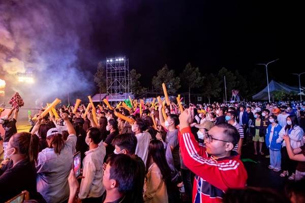 Đêm hội Hòa âm ánh sáng tại TP Châu Đốc thu hút hàng nghìn người tham dự