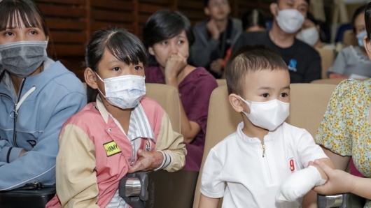 Quỹ “Nâng bước tuổi thơ” phẫu thuật miễn phí cho 12 trẻ bị dị tật bàn tay