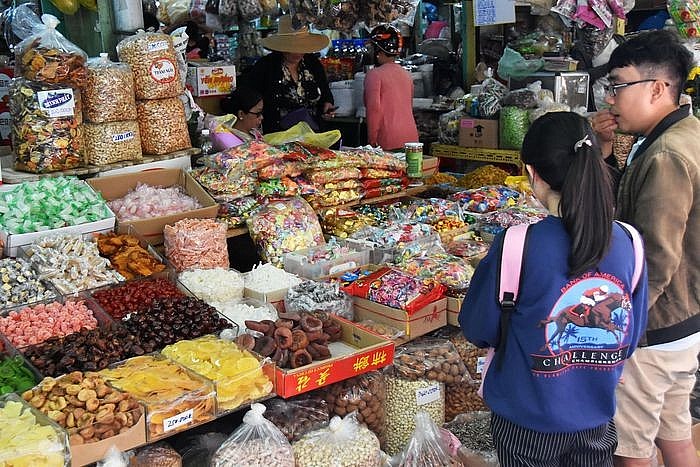 Thị trường bánh kẹo nhộn nhịp và những mối lo về vệ sinh an toàn thực phẩm