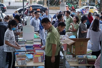 QLTT và Công An Hà Nội thu giữ hàng loạt sách giả tại Hội sách Thăng Long Hà Nội