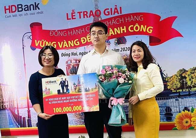 Đại diện HDBank trao tặng giải thưởng Đồng hành cùng khách hàng- Vững vàng đến thành công 2019.
