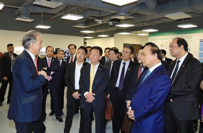 Ông Đỗ Quang Hiển, Chủ tịch HĐQT kiêm Tổng Giám đốc Tập đoàn T&T Group tháp tùng Thủ tướng Chính phủ Nguyễn Xuân Phúc đến thăm Công ty Thành phố chuỗi cung ứng (Supply Chain City) của Tập đoàn YCH vào tháng 4/2018.