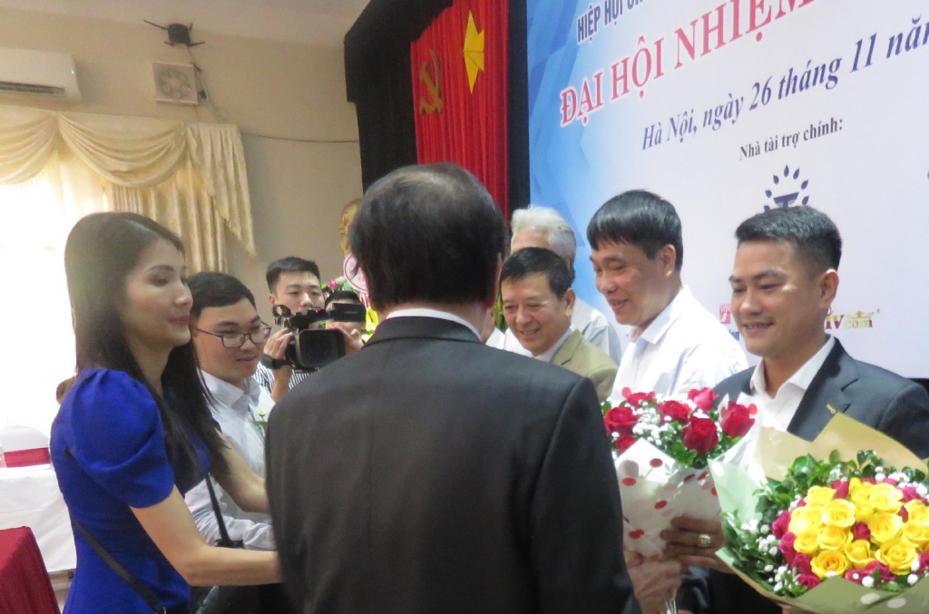 Ông Nguyễn Viết Hưng - Tổng biên tập TC Thương hiệu & Sản phẩm tái cử chức Phó Chủ tịch Hiệp hội Vatap