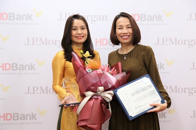 Bà Trần Thu Hương - Giám đốc Khối Vận hành, đại diện HDBank nhận giải thưởng từ JP Morgan do Bà Phan Bích Vân - Tổng Giám đốc NH JP Morgan Chase N.A. Chi nhánh TP.HCM trao tặng.